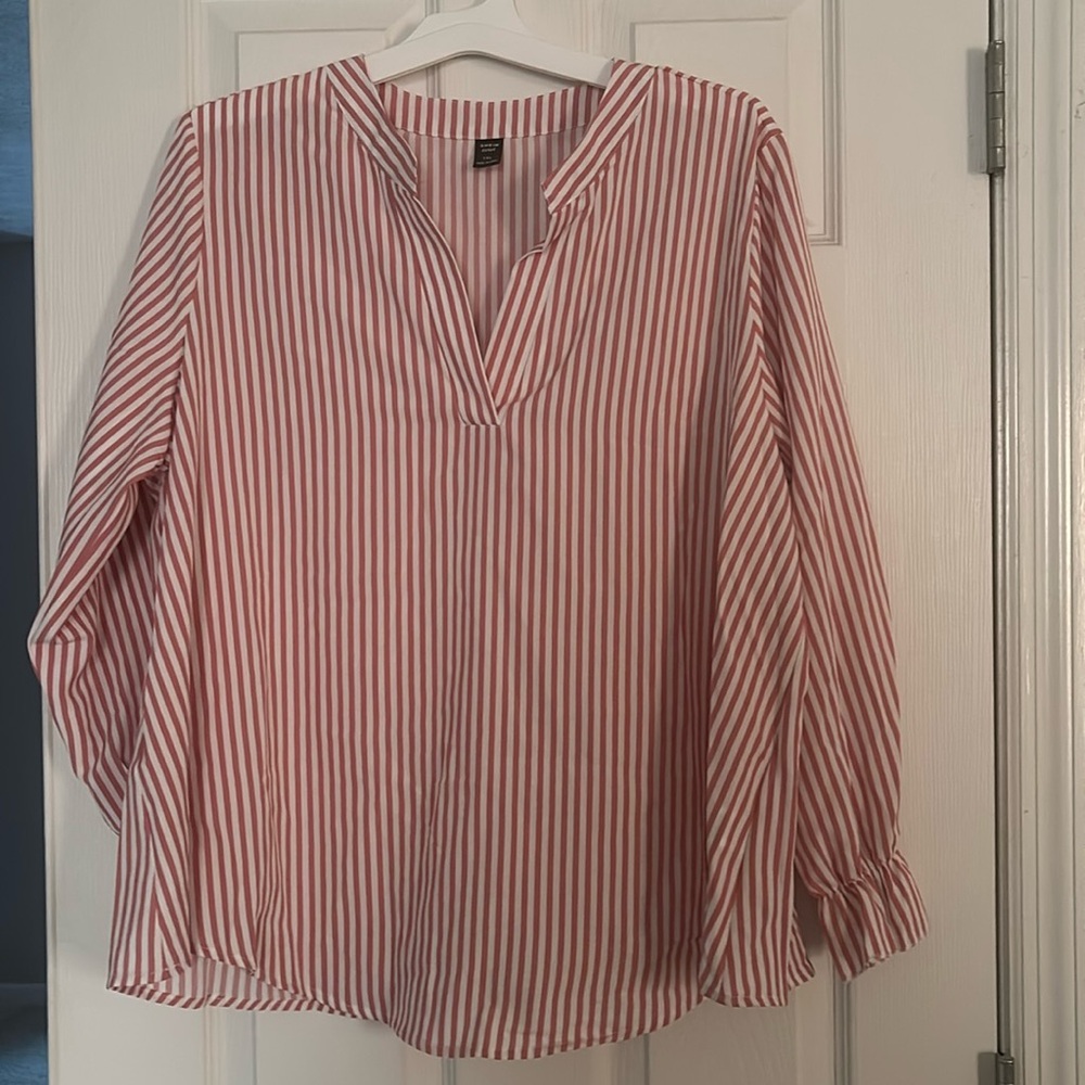 Women’s 1X v-neck blouse